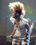Rihanna (Рианна) - Страница 6 Th_73755_Celebutopia-Rihanna_performs_at_the_2009_American_Music_Awards-01_122_1023lo