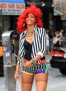th_14077_Rihanna_shoots_Whats_My_Name_in_NYC_33_122_127lo.jpg