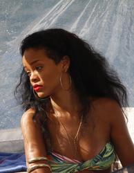 th_158871586_RihannashoppinginSt.Tropez23.7.2012_29_122_129lo.jpg