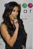 Kim Kardashian (Ким Кардашьян) - Страница 10 Th_18187_celebrity-paradise.com_Kim_Kardashian_lollipop_037_123_620lo