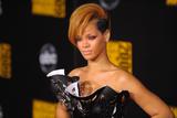 th_72534_Celebutopia-Rihanna_arrives_at_the_2009_American_Music_Awards-08_122_793lo.jpg