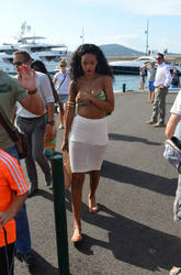 th_316034968_RihannashoppinginSt.Tropez23.7.2012_93_122_88lo.jpg
