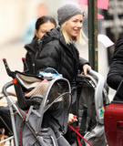 th_71637_Preppie_-_Naomi_Watts_packing_up_the_car_in_New_York_City_-_Jan._15_2010_1114_122_984lo.jpg