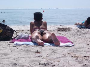 Sexy-Girls-On-The-Beach-Candids-2013-p301fjuige.jpg