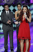 http://img158.imagevenue.com/loc406/th_442567770_DemiLovato01112012PeoplesChoiceAwards_Stage6_122_406lo.jpg